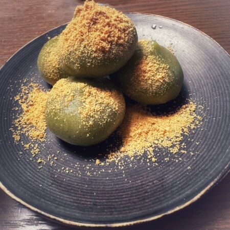 明日香野あん入りよもぎ団子をお皿に飾って