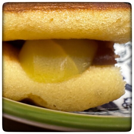 西川屋老舗の「月見栗どらやき」栗が入っている