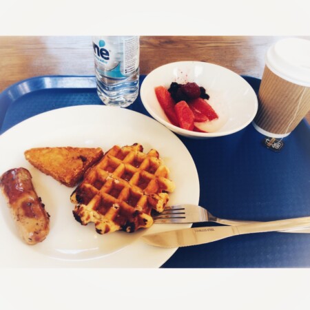 ロンドンのグッドイナフレジデンス 学生寮-Goodenoughの朝食　ワッフル