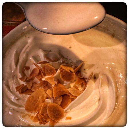 ナッツミルクティー​の上にとろとろのミルクホイップ