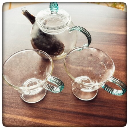 クラフトユーのティーセット２リーフ(GTS-2LF)高台コーヒーカップＧＲ(KTC-1GR)と紅茶ポット0.5㍑リーフ(QPW-5LF)