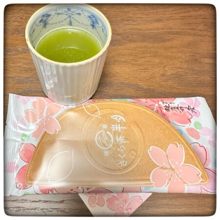鎌倉さくら茶半月