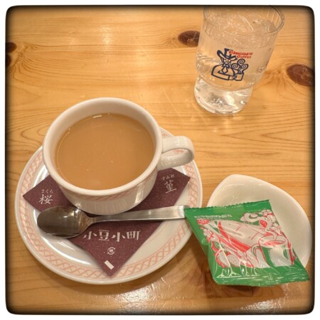 コメダ珈琲　小豆小町の桜　ミルクティー