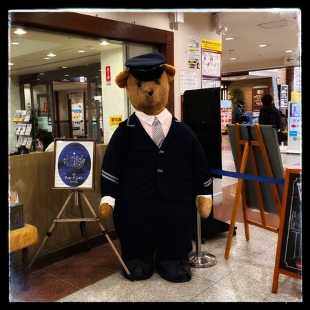 伊豆高原駅の改札にいるくま