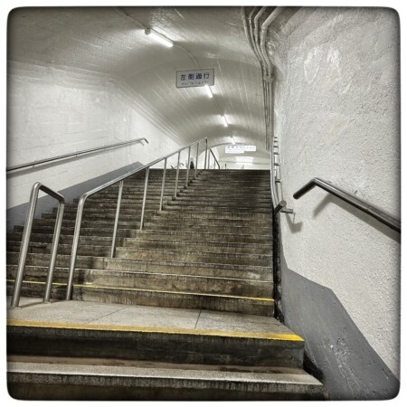 華厳滝　有料の展望台　通路に階段