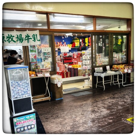 華厳滝　有料の展望台　売店