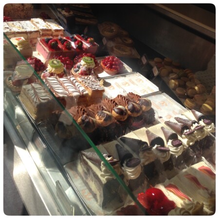 ロンドンカフェ メゾンバトゥー たくさんのケーキ