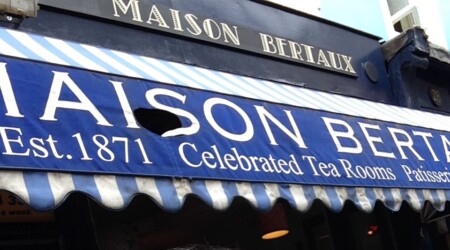 ロンドンカフェ メゾンバトゥー 青い暖簾が目印