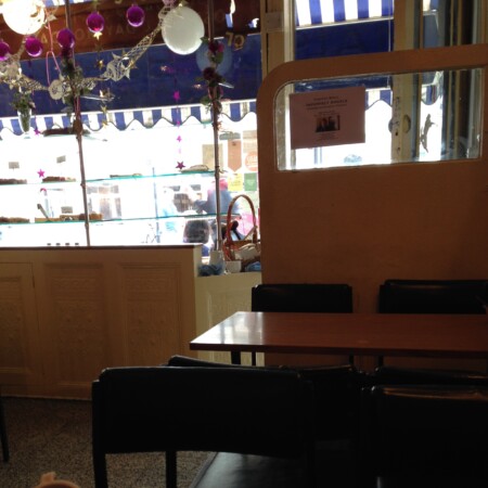 ロンドンカフェ メゾンバトゥー 店内