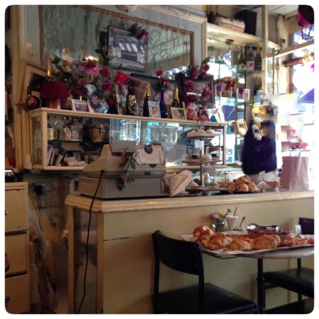 ロンドンカフェ メゾンバトゥー 店内