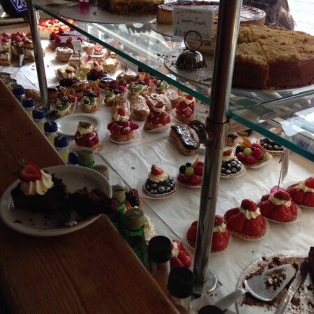 ロンドンカフェ メゾンバトゥー たくさんのケーキ