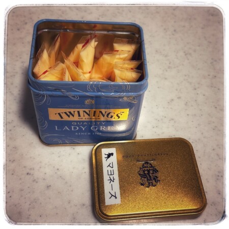 マヨネーズを紅茶缶にいれる