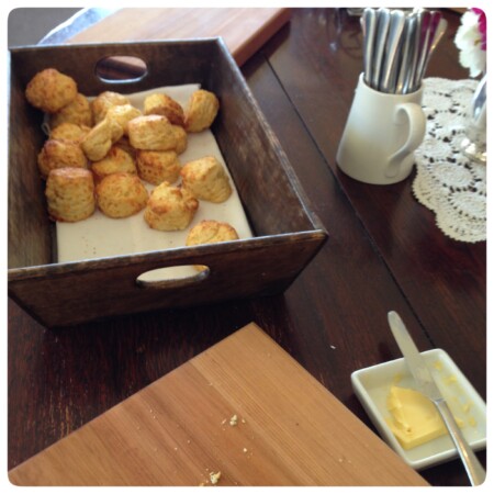 ウォルターピークのマッケーンジールームでアフタヌーンティー