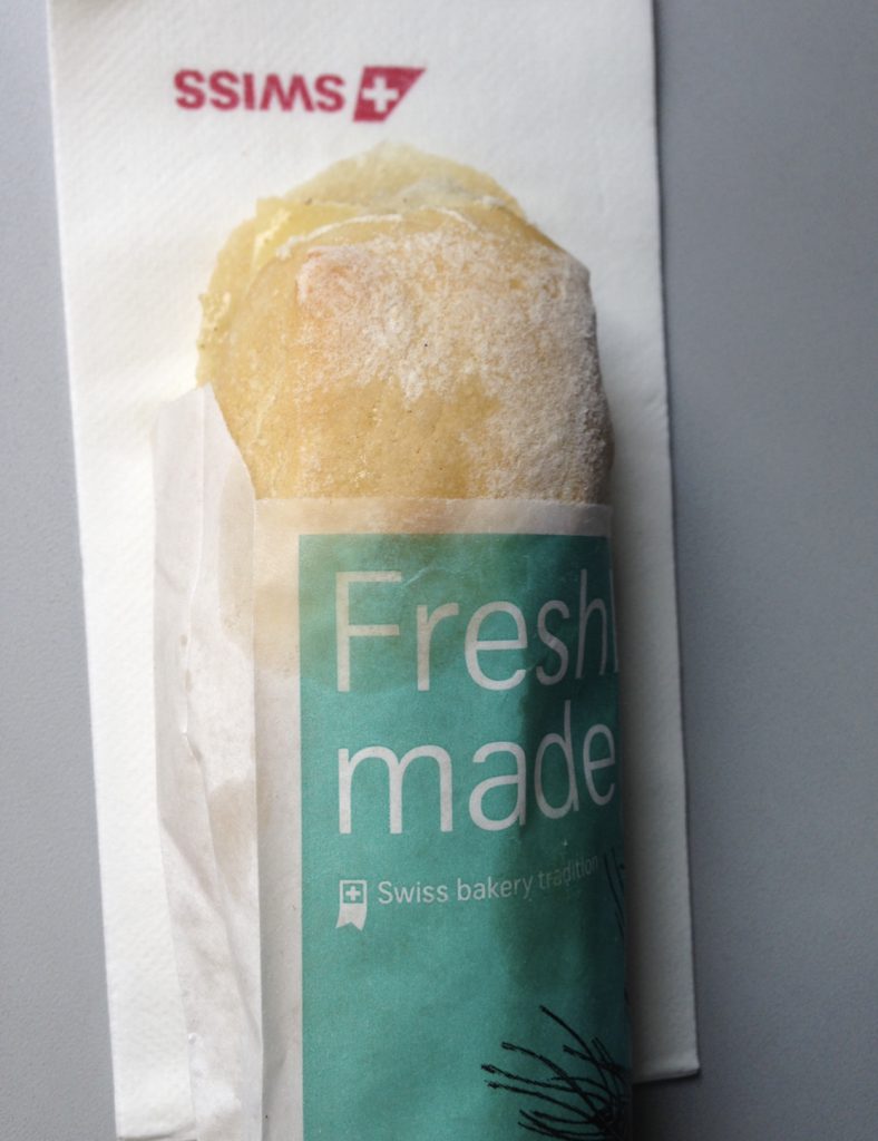 スイス航空の機内食 フランスパンのチーズサンド