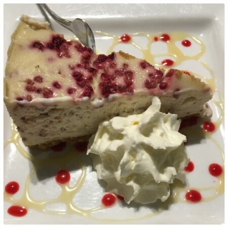 バンクーバー　ツリーオーガニックコーヒーのチーズケーキ　ラズベリーホワイトチョコ