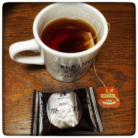 森永ガトーショコラとトワイニングオーストラリア限定 チャイバニラ